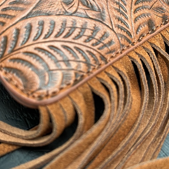 NWOT FREE PEOPLE BOHO FESTIVAL TOOLED LEATHER FRINGE BAG / WRISTLET Z4-7 - Picture 4 of 4